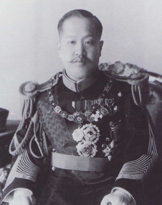 大猫徽章拍卖第195期 大韩帝国即位纪念章 银质原盒 光武11年（4240（1907））7月18日，高宗皇帝将军国大事委托给皇太子代理，紧接着同月20日在庆运宫举行让位仪式14）。其后，于同年8月27日在德寿宫惇德殿举行即位仪式15），此纪念章就是为此制定并颁赐的