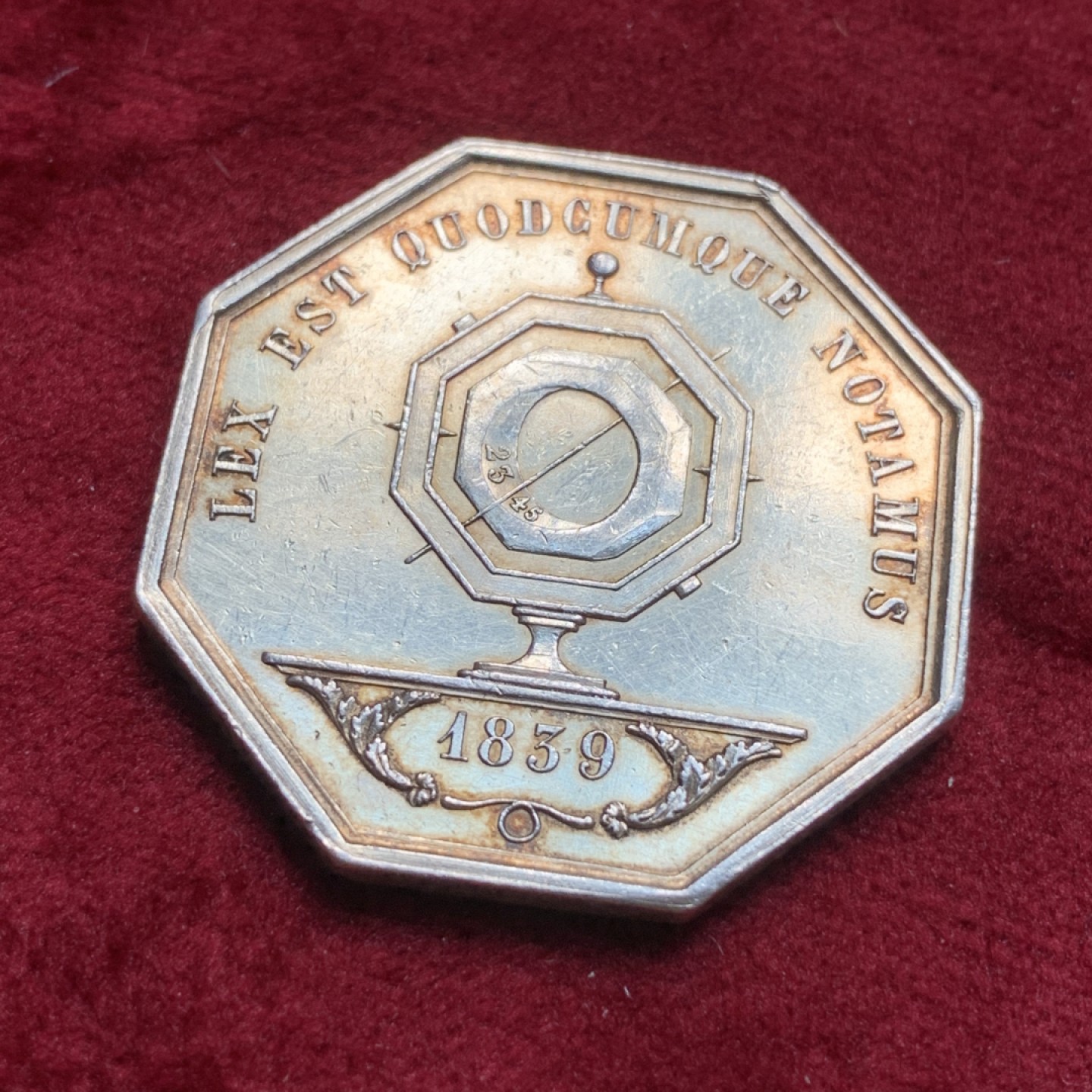 《竞宝斋》第67场-本周日，周一，周四.3场连拍（全场不限金额包邮） 法国1839年里昂公证处宪法天平八角银代币 握手版镀金 32mm，14.2克，Aregnt边铭