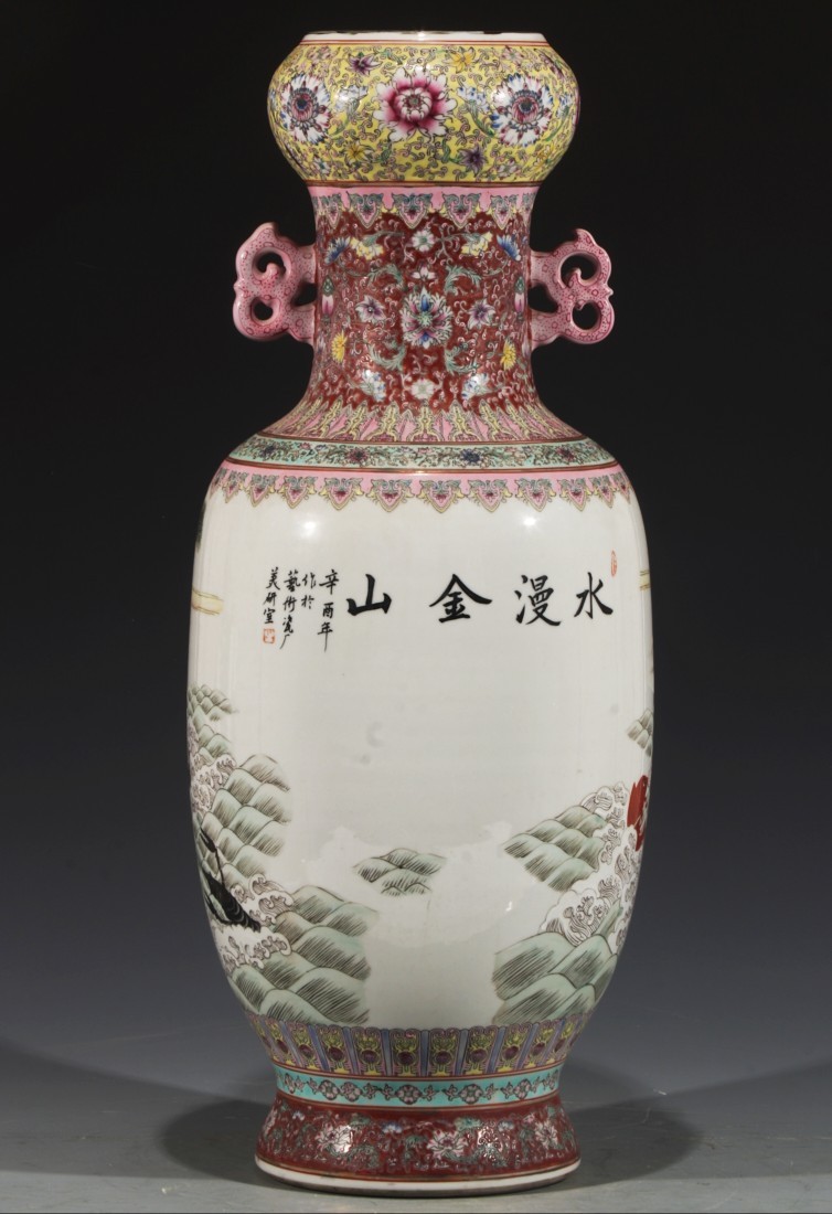 美品·款识“大清乾隆年制”精工细作满工粉彩“水漫金山图”纹贯耳赏瓶一对。