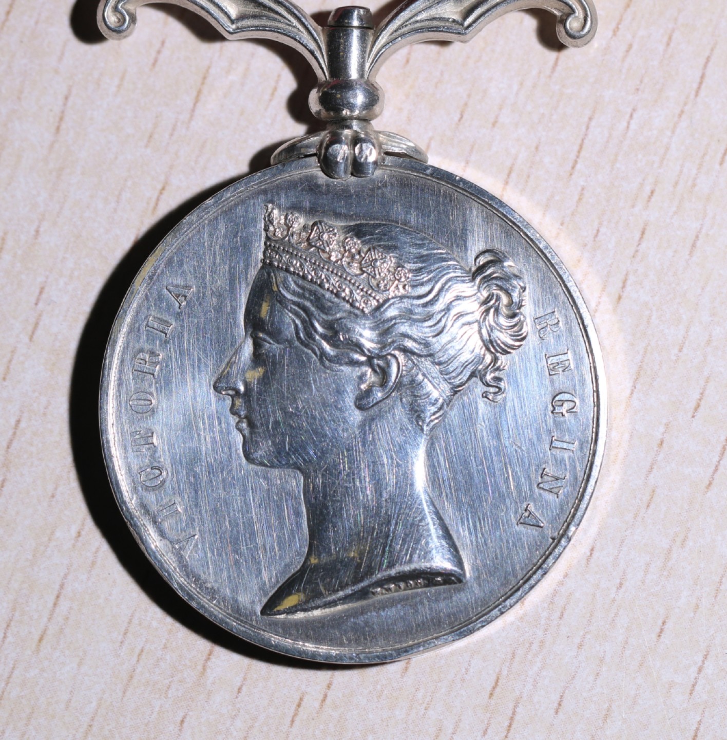 大猫徽章拍卖第195期 勿忘国耻 大英帝国第二次鸦片战争奖章，带1858大沽口战役勋条。无边铭，颁发给皇家海军