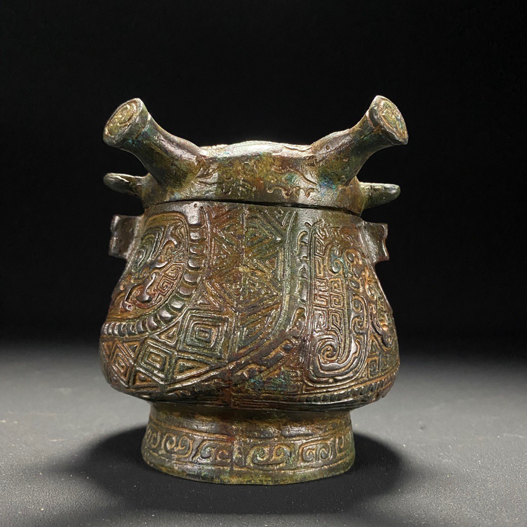 Shang代青铜器“人面盉”酒器。