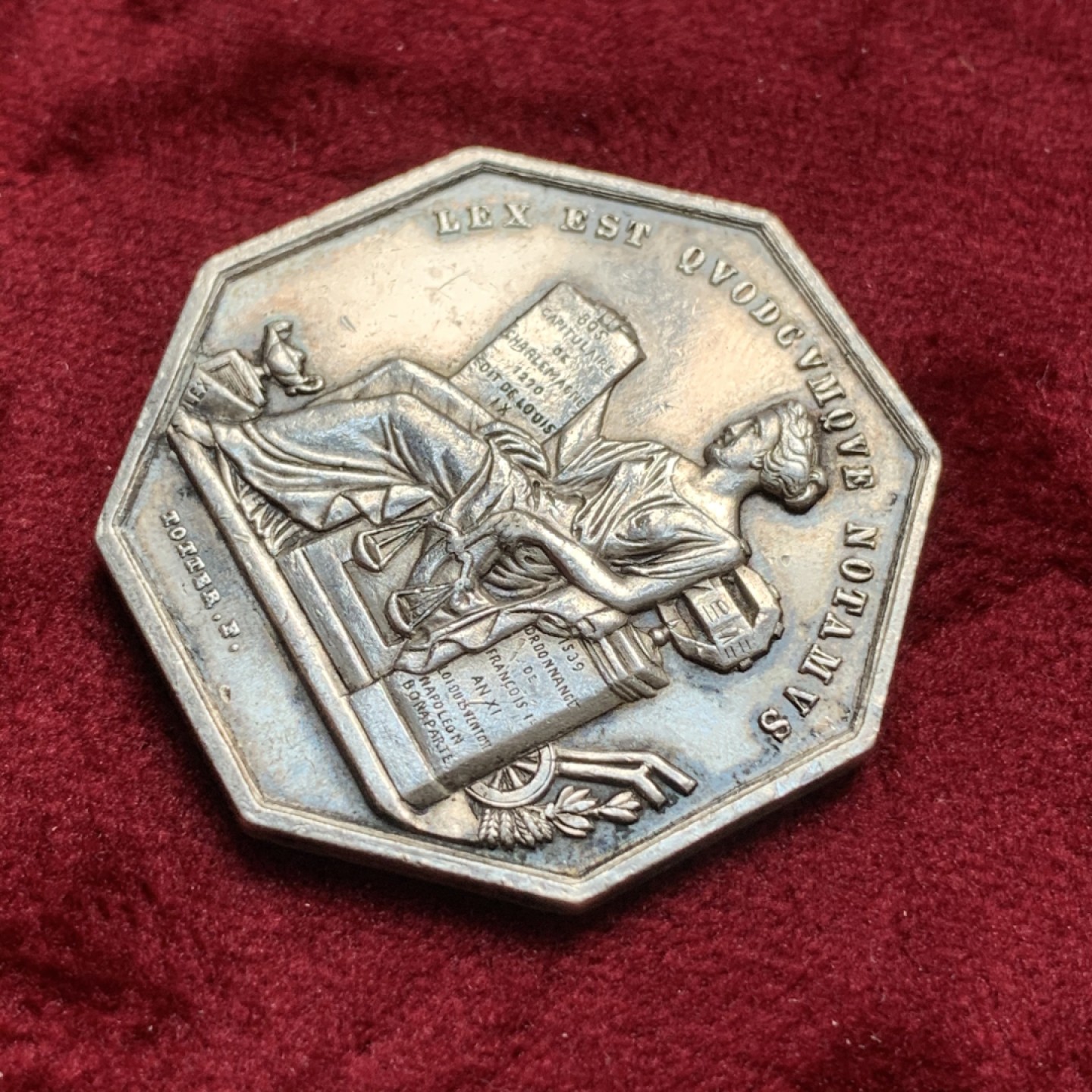 《竞宝斋》第67场-本周日，周一，周四.3场连拍（全场不限金额包邮） 法国 波尔多区公证人 银质八角代币 细节非常好，整体包浆温润 13.9克 银标 当初也是高价了