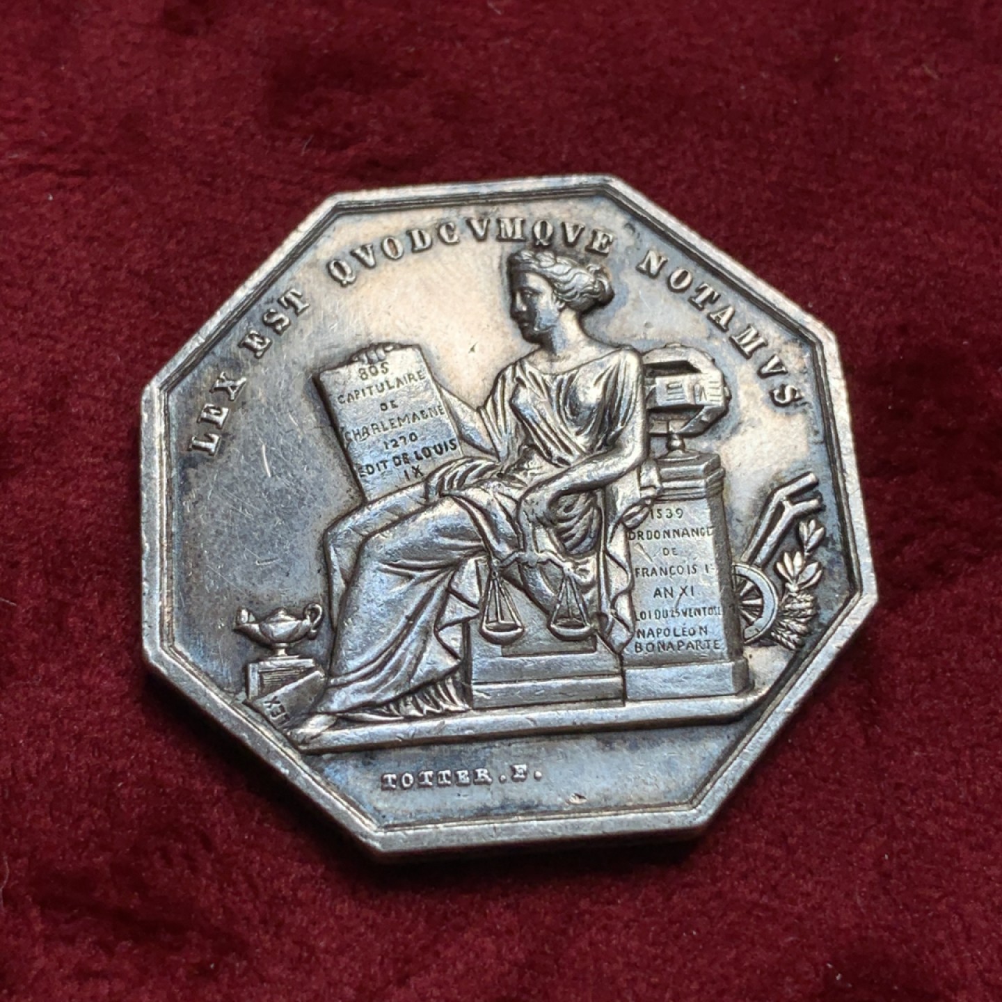 《竞宝斋》第67场-本周日，周一，周四.3场连拍（全场不限金额包邮） 法国 波尔多区公证人 银质八角代币 细节非常好，整体包浆温润 13.9克 银标 当初也是高价了