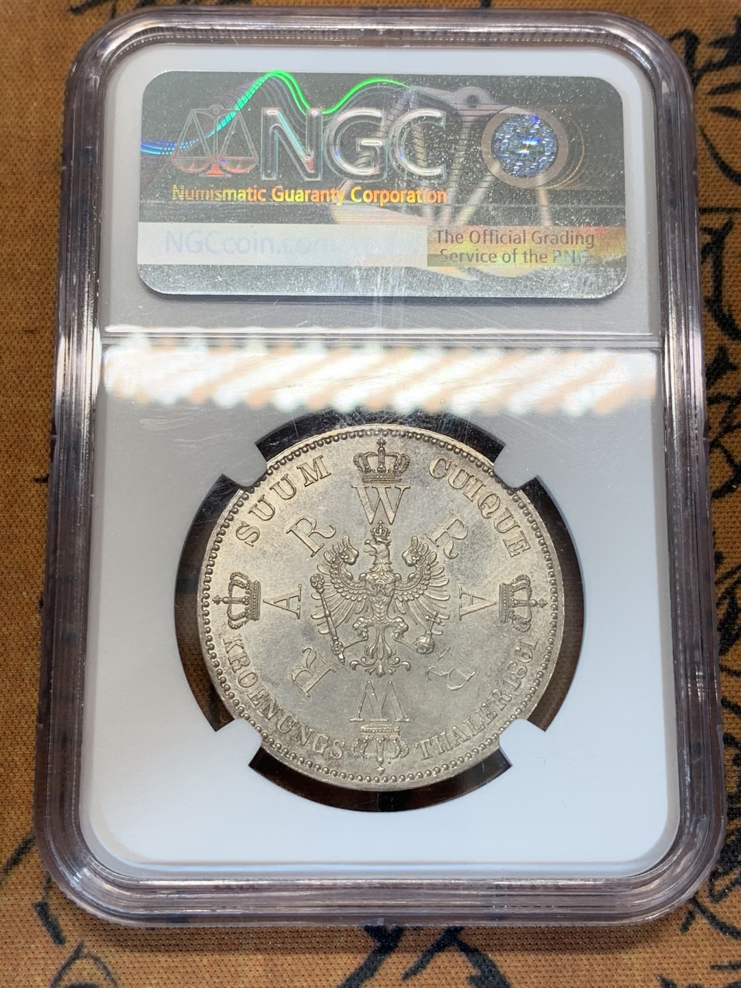 《竞宝斋》第67场-本周日，周一，周四.3场连拍（全场不限金额包邮） NGC MS62 德国1861年 普鲁士威廉一世加冕纪念1泰勒 状态不错的毛衣泰勒