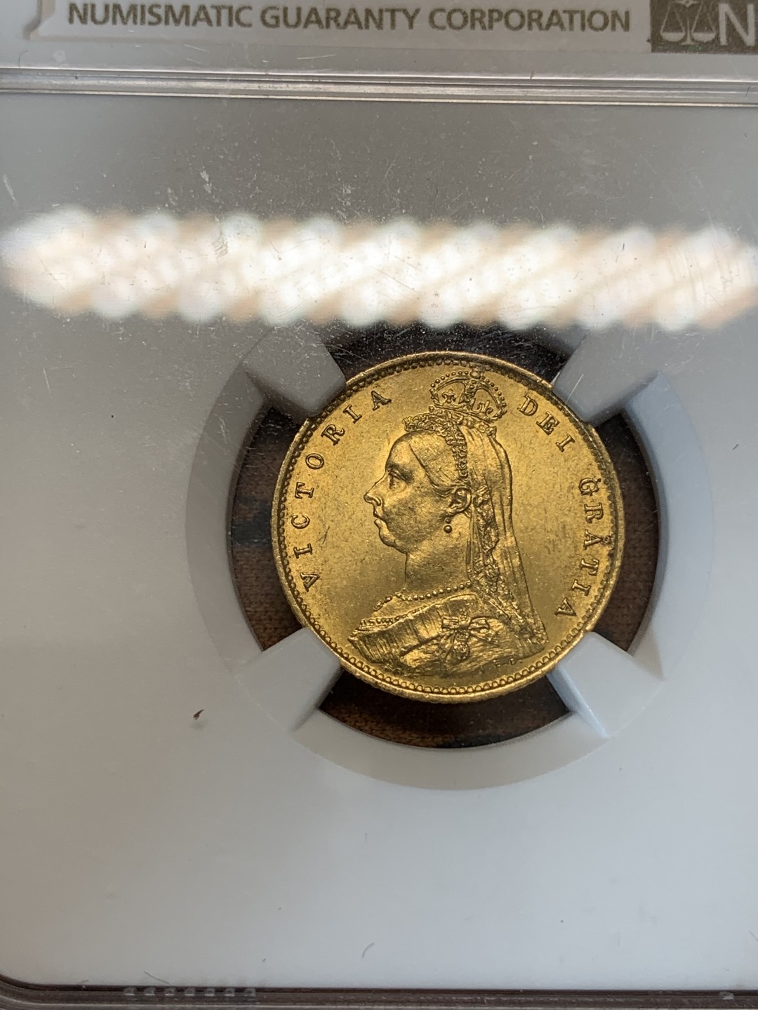 《竞宝斋》第67场-本周日，周一，周四.3场连拍（全场不限金额包邮） NGC MS63 英国1887年维多利亚女王高冠1/2索维林金币