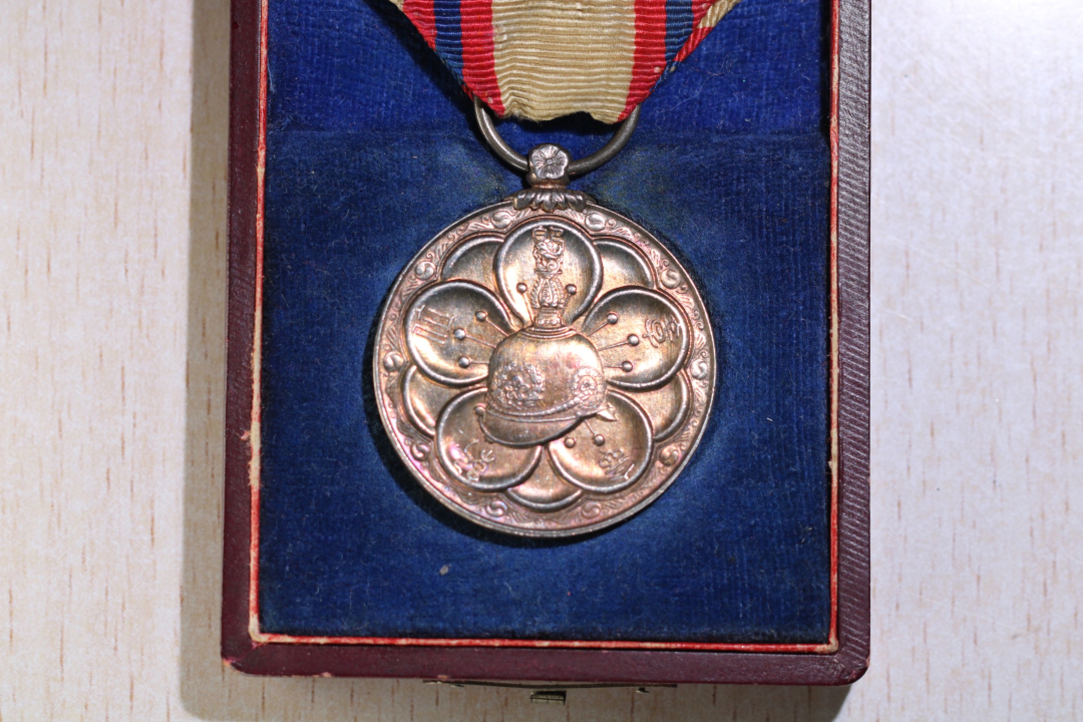 大猫徽章拍卖第195期 大韩帝国即位纪念章 银质原盒 光武11年（4240（1907））7月18日，高宗皇帝将军国大事委托给皇太子代理，紧接着同月20日在庆运宫举行让位仪式14）。其后，于同年8月27日在德寿宫惇德殿举行即位仪式15），此纪念章就是为此制定并颁赐的