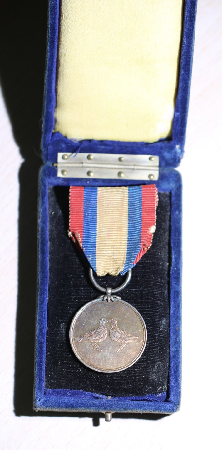 大猫徽章拍卖第195期 大韩帝国嘉礼纪念章 银质 本纪念章是于光武11年（4240（1907））1月24日为了纪念皇太子（名为拓，高宗的二儿子，母亲是明成皇后闵氏，高宗11年：和海丰府院君尹泽荣的女儿（纯贞孝皇后：4227（1894）~4299（1966））的嘉礼而制定，并在当天颁赐给所有参加人员