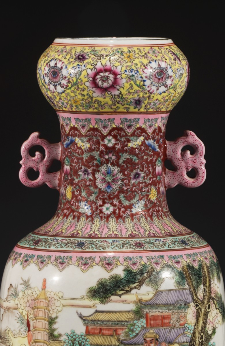 美品·款识“大清乾隆年制”精工细作满工粉彩“水漫金山图”纹贯耳赏瓶一对。