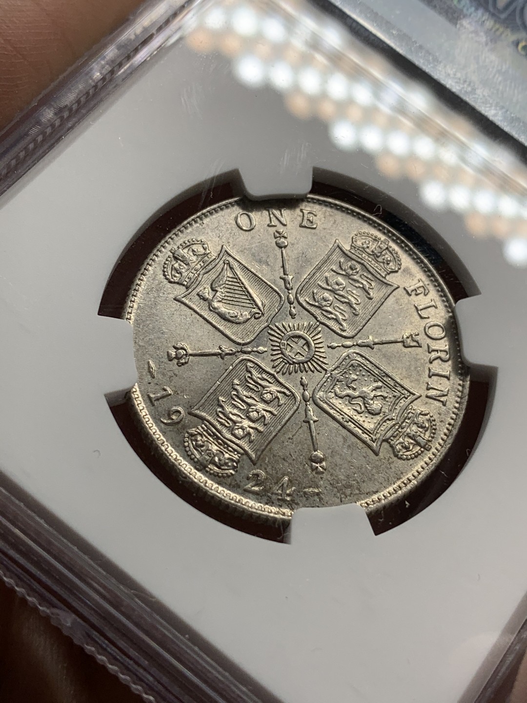 《竞宝斋》第67场-本周日，周一，周四.3场连拍（全场不限金额包邮） NGC-AU58 英国1924年 乔五 2先令 银币 好品像， 买的时候看62的状态买的