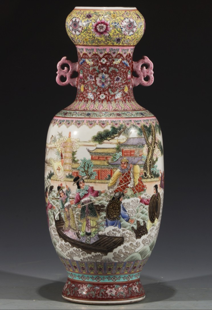 美品·款识“大清乾隆年制”精工细作满工粉彩“水漫金山图”纹贯耳赏瓶一对。