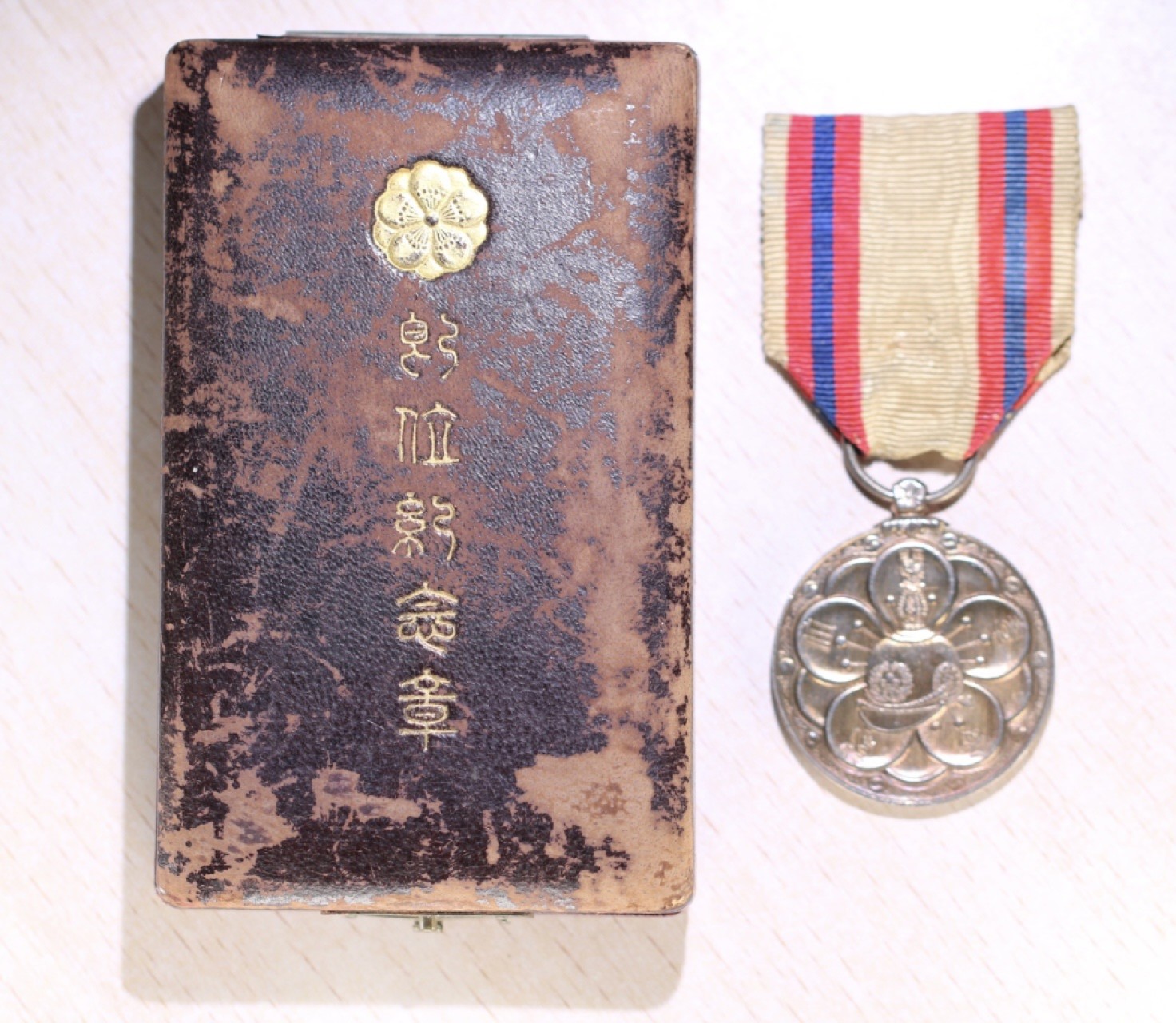 大猫徽章拍卖第195期 大韩帝国即位纪念章 银质原盒 光武11年（4240（1907））7月18日，高宗皇帝将军国大事委托给皇太子代理，紧接着同月20日在庆运宫举行让位仪式14）。其后，于同年8月27日在德寿宫惇德殿举行即位仪式15），此纪念章就是为此制定并颁赐的