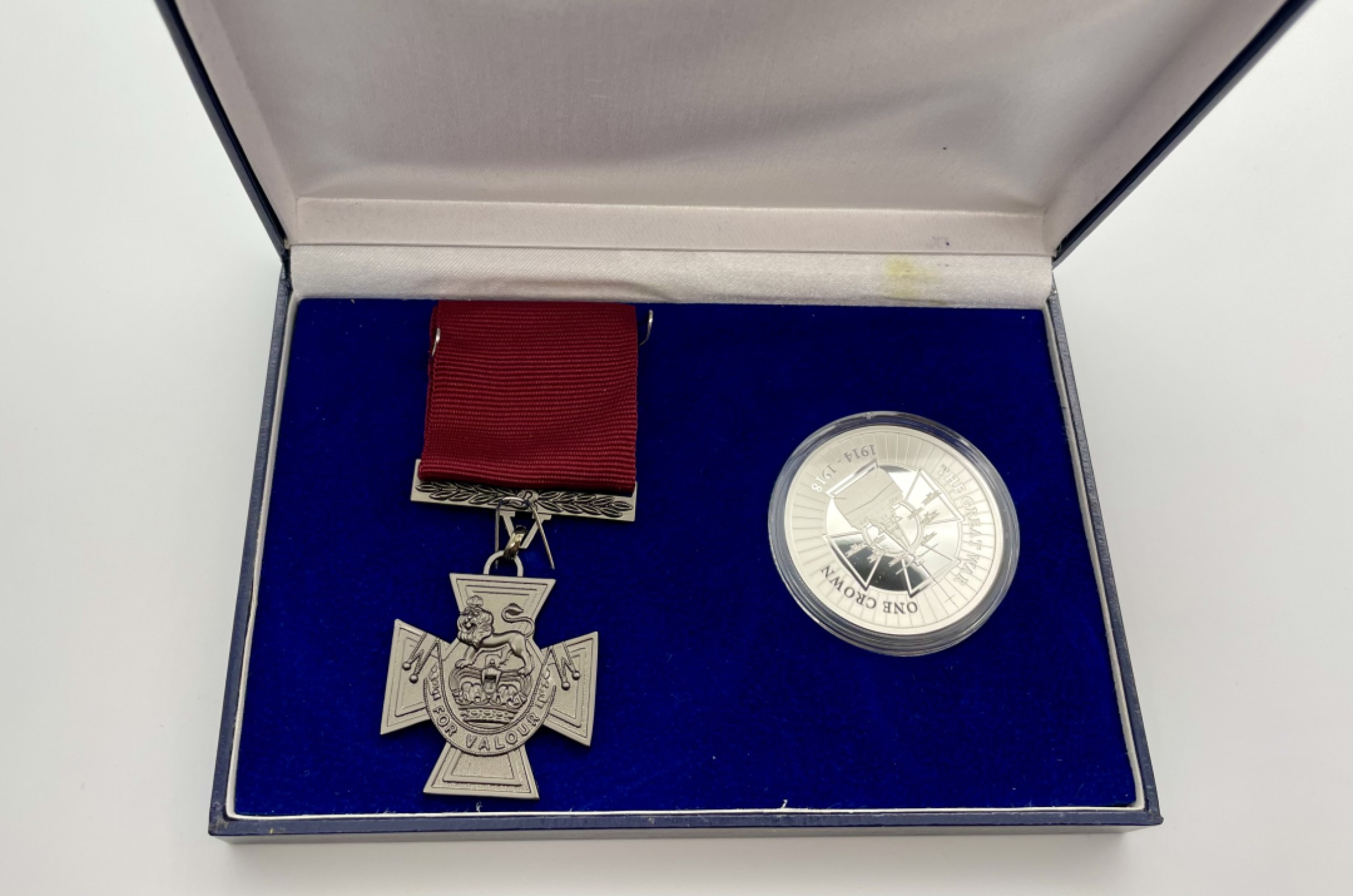 勋章奖章交易所7月2日拍卖 英国维多利亚十字勋章和纪念币套装