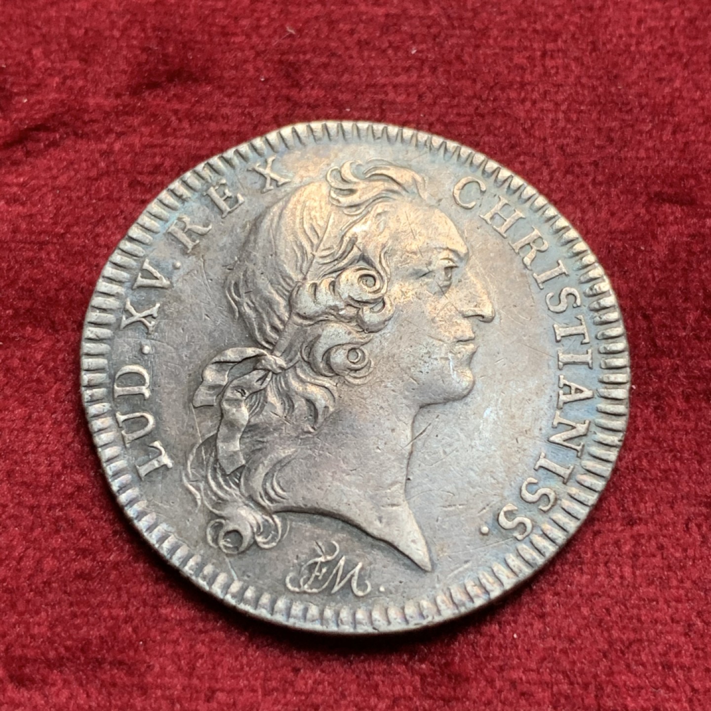 《竞宝斋》第67场-本周日，周一，周四.3场连拍（全场不限金额包邮） 法国 路易十五 银质 圆形代币 五彩包浆非常漂亮 可惜背面有取焊痕迹 整体有点不平 具体见图