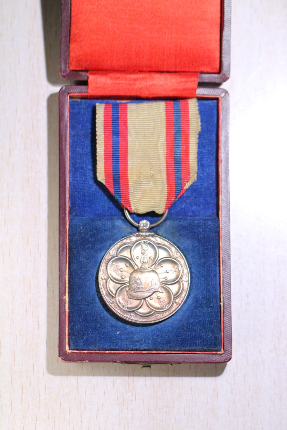 大猫徽章拍卖第195期 大韩帝国即位纪念章 银质原盒 光武11年（4240（1907））7月18日，高宗皇帝将军国大事委托给皇太子代理，紧接着同月20日在庆运宫举行让位仪式14）。其后，于同年8月27日在德寿宫惇德殿举行即位仪式15），此纪念章就是为此制定并颁赐的