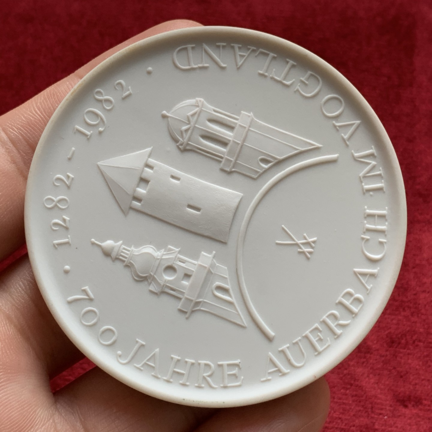 《竞宝斋》第68场-本周日，周一，周四.3场连拍（全场不限金额包邮） 德国奥尔巴赫建城700周年白色超大陶章，65mm，1982年。