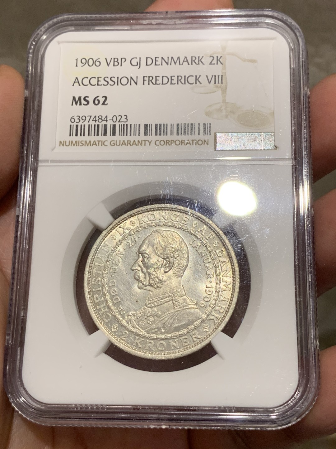 《竞宝斋》第68场-本周日，周一，周四.3场连拍（全场不限金额包邮） NGC-MS62 丹麦 1906年 2克朗 弗雷德里克八世继位纪念 与克里斯蒂安九世双人像 银币