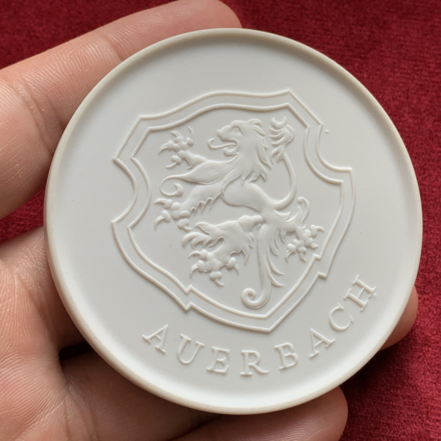 《竞宝斋》第68场-本周日，周一，周四.3场连拍（全场不限金额包邮） 德国奥尔巴赫建城700周年白色超大陶章，65mm，1982年。