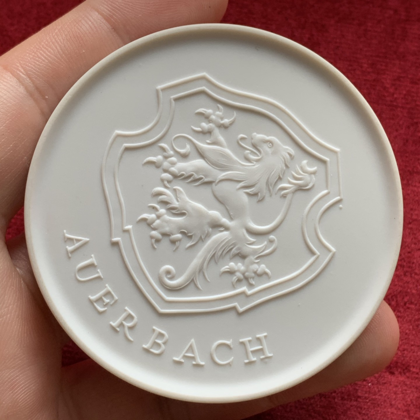 《竞宝斋》第68场-本周日，周一，周四.3场连拍（全场不限金额包邮） 德国奥尔巴赫建城700周年白色超大陶章，65mm，1982年。