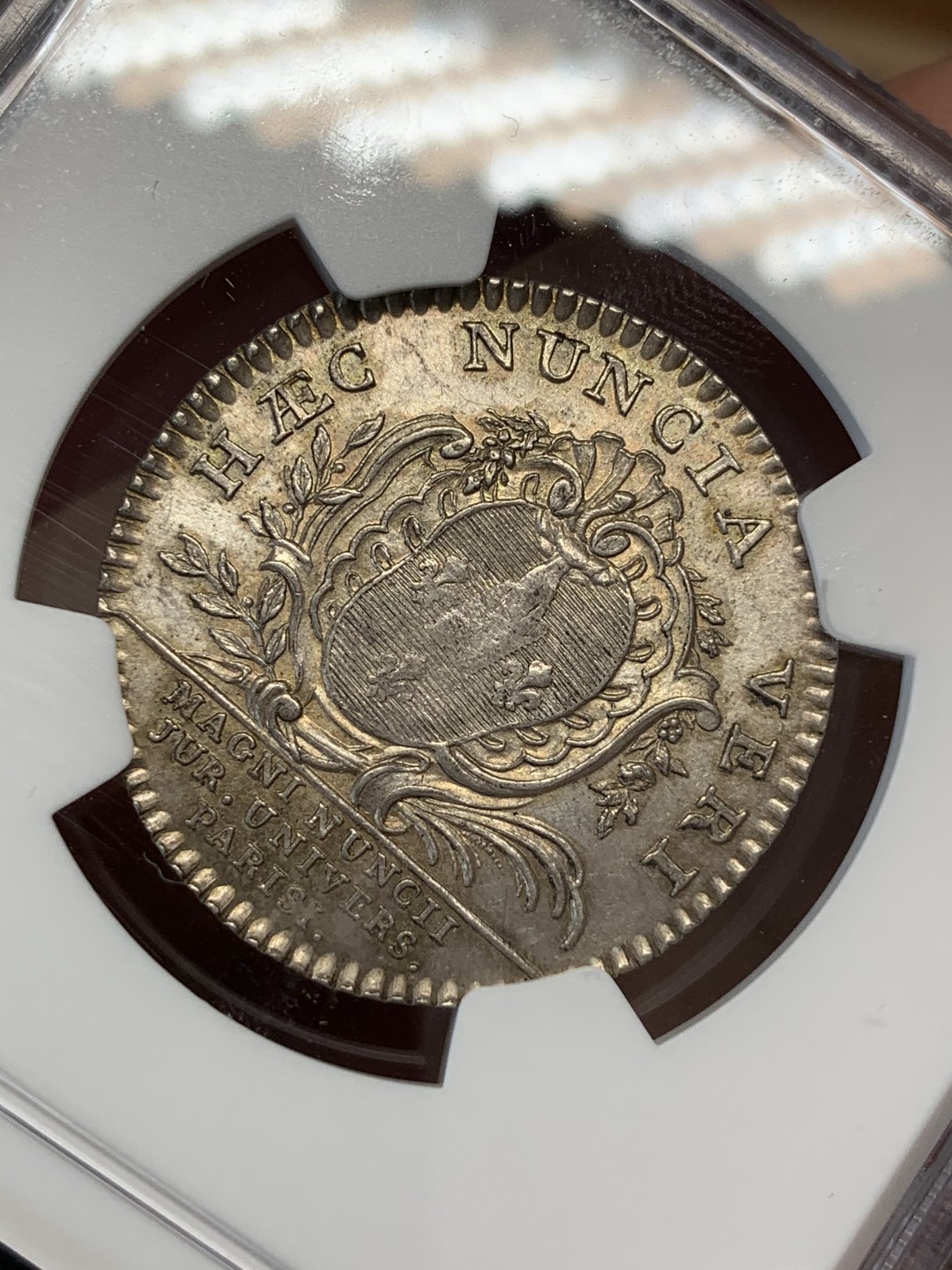 《竞宝斋》第68场-本周日，周一，周四.3场连拍（全场不限金额包邮） NGC MS62 法国 1747年 巴黎大学 圆形银质代币 人物清晰 背面PL感十足