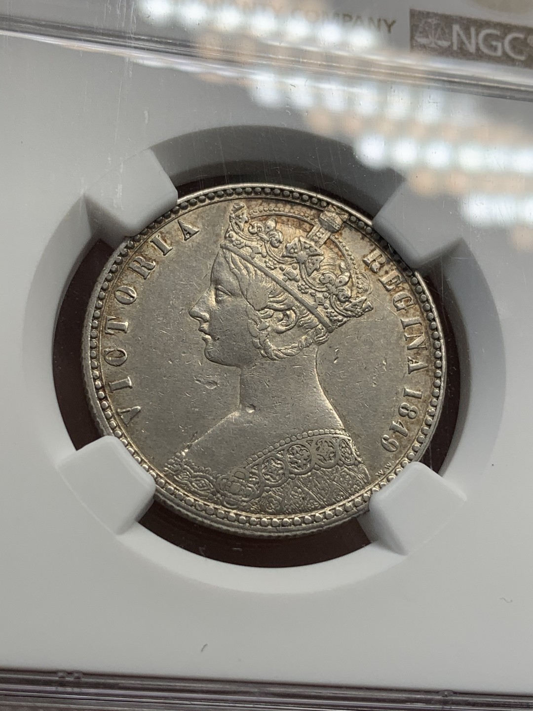 《竞宝斋》第68场-本周日，周一，周四.3场连拍（全场不限金额包邮） NGC AU 英国1849年维多利亚女王 无神版 哥特弗洛林银币 淡彩包浆 很好看