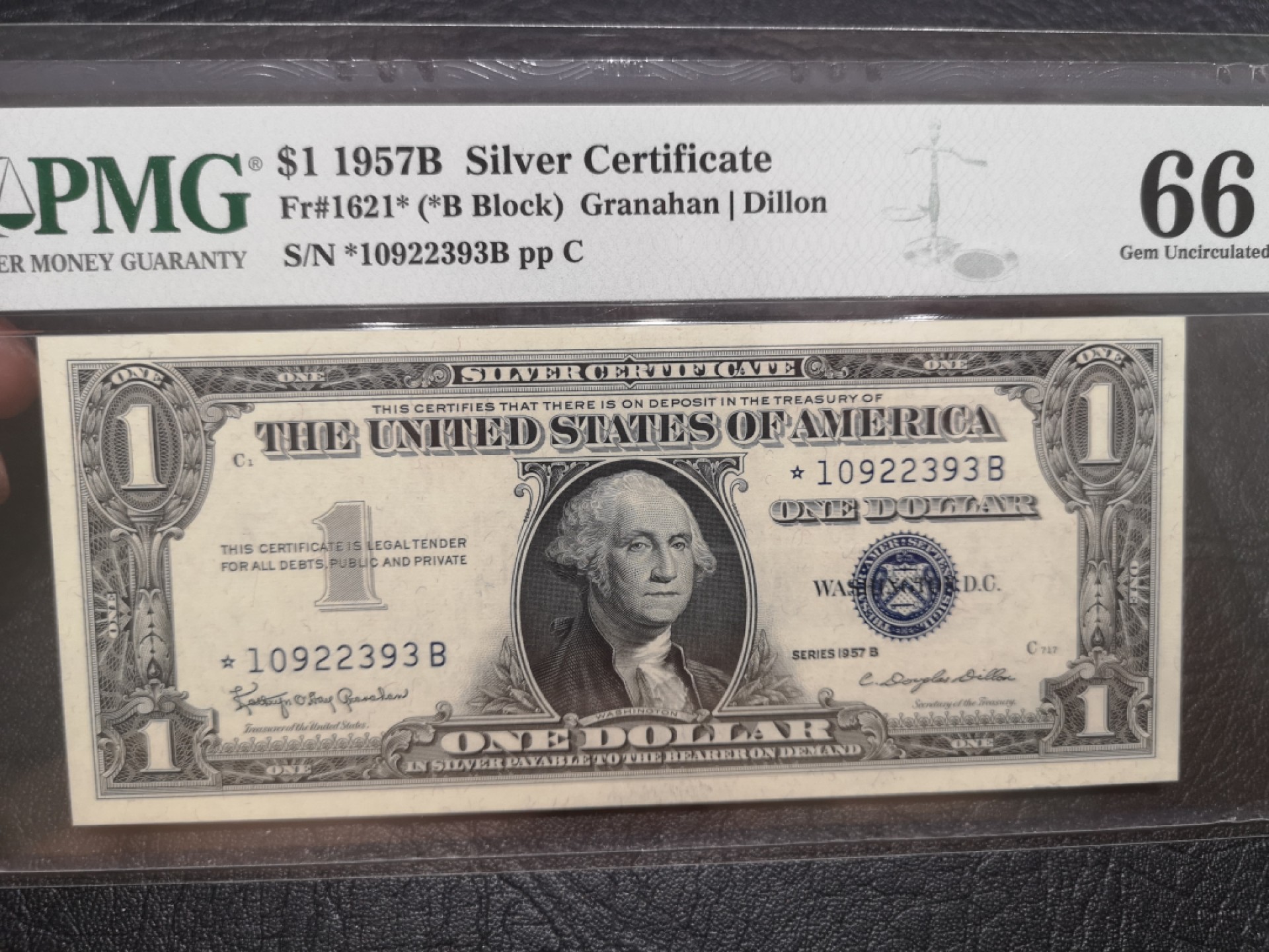 《外钞收藏家》第一百八十五期 1957年1美元 蓝库印 补号 PMG66