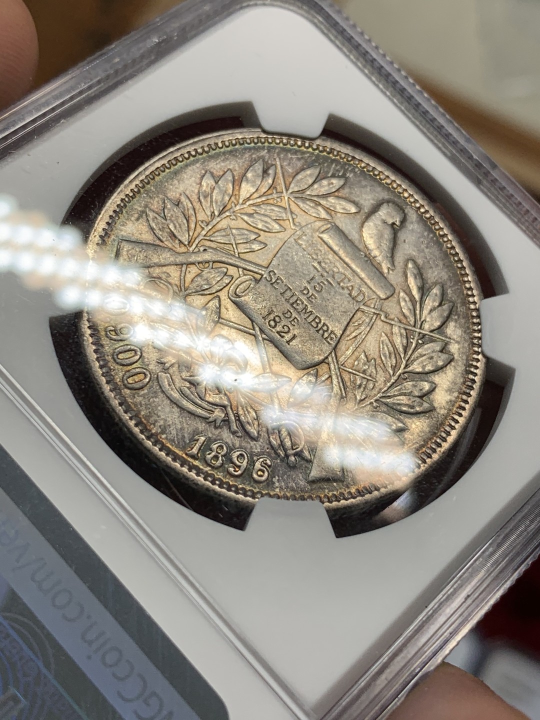 《竞宝斋》第68场-本周日，周一，周四.3场连拍（全场不限金额包邮） NGC-AU 危地马拉 1896年 坐人拿花1比索 大银币 环彩带光 南美币都疯了现在