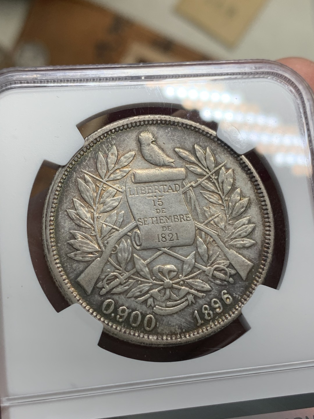 《竞宝斋》第68场-本周日，周一，周四.3场连拍（全场不限金额包邮） NGC-AU 危地马拉 1896年 坐人拿花1比索 大银币 环彩带光 南美币都疯了现在