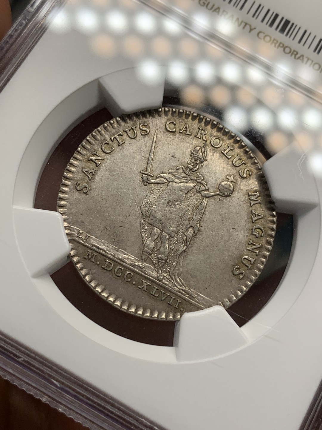 《竞宝斋》第68场-本周日，周一，周四.3场连拍（全场不限金额包邮） NGC MS62 法国 1747年 巴黎大学 圆形银质代币 人物清晰 背面PL感十足