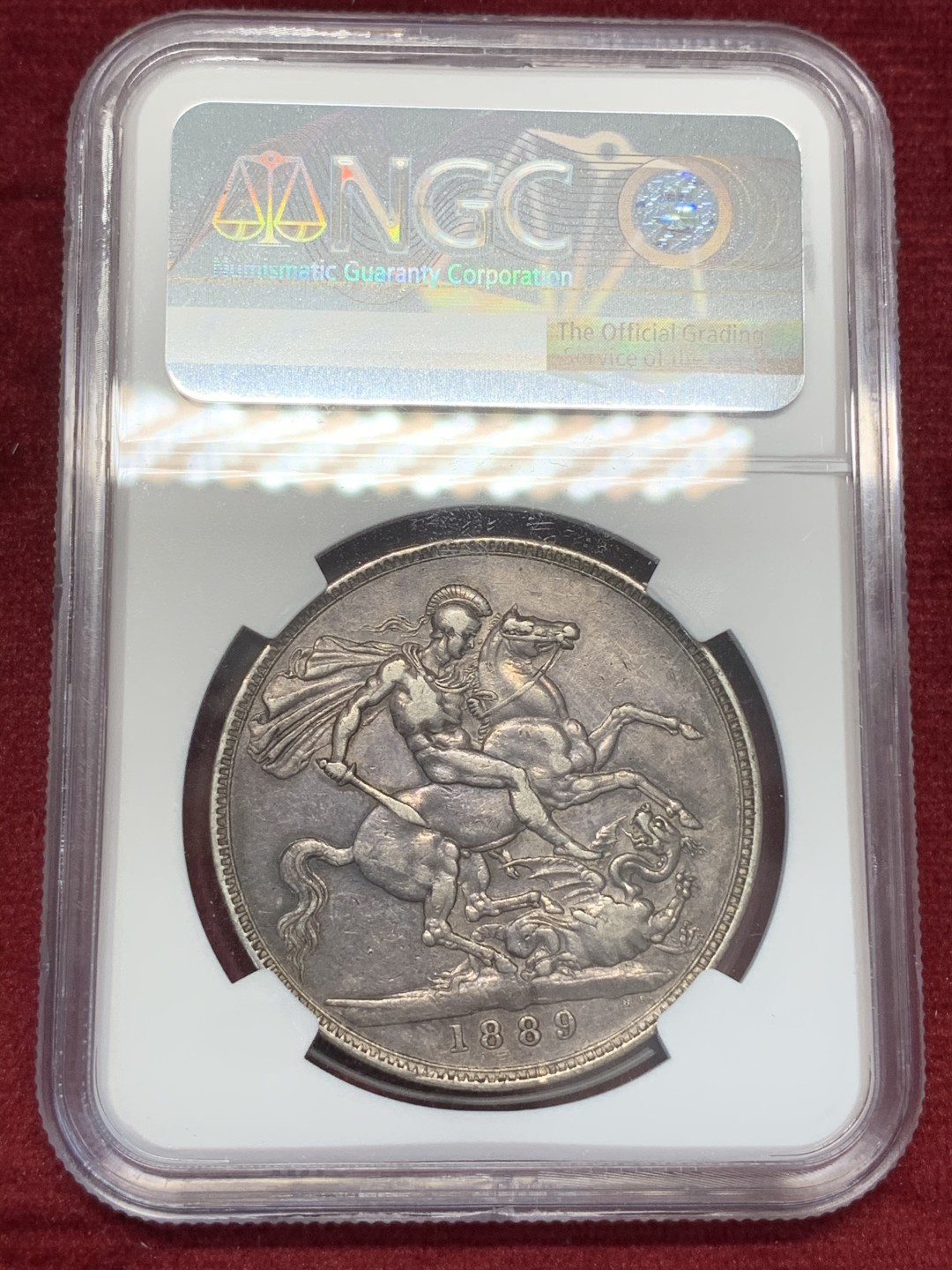 《竞宝斋》第68场-本周日，周一，周四.3场连拍（全场不限金额包邮） NGC-XF40,英国维多利亚高冠马剑1克朗，自然黑彩，1889年。