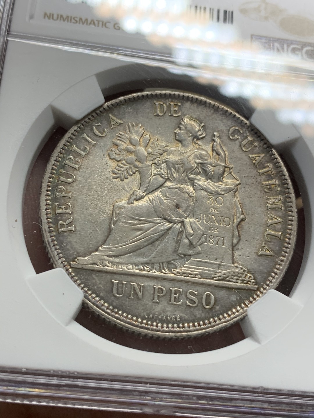 《竞宝斋》第68场-本周日，周一，周四.3场连拍（全场不限金额包邮） NGC-AU 危地马拉 1896年 坐人拿花1比索 大银币 环彩带光 南美币都疯了现在