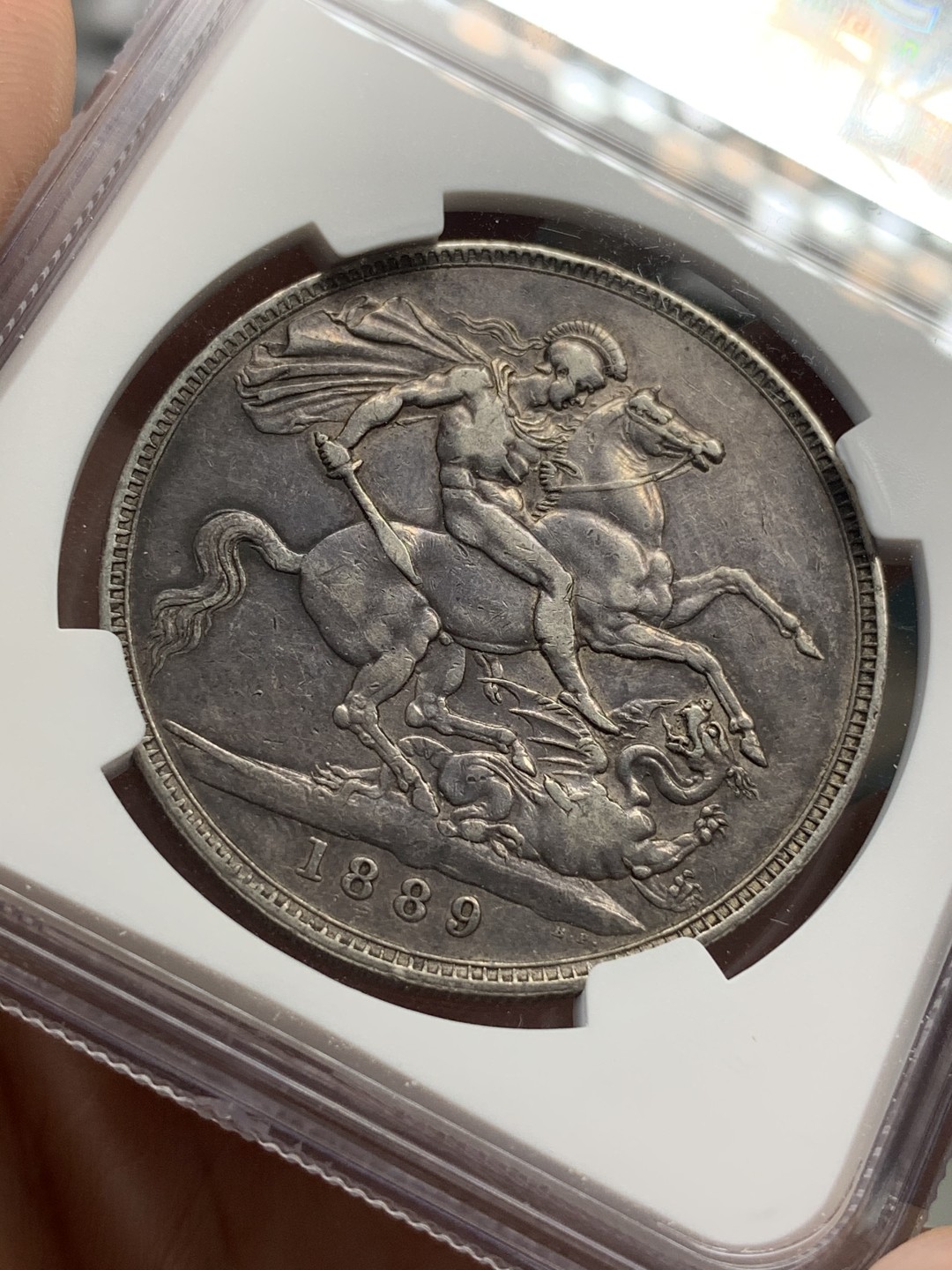 《竞宝斋》第68场-本周日，周一，周四.3场连拍（全场不限金额包邮） NGC-XF40,英国维多利亚高冠马剑1克朗，自然黑彩，1889年。