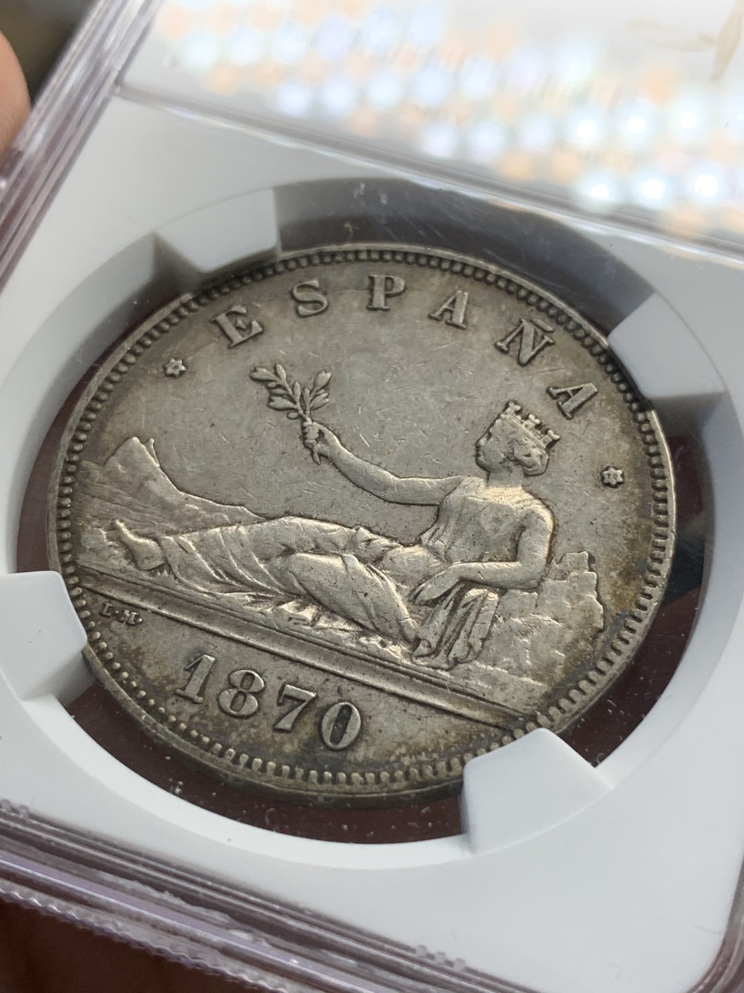 《竞宝斋》第68场-本周日，周一，周四.3场连拍（全场不限金额包邮） NGC-45 西班牙 1870年 坐人拿花 5比塞塔双柱银币 带点环彩包浆 非常难得的味道