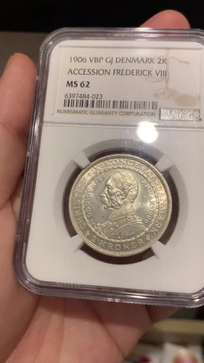 《竞宝斋》第68场-本周日，周一，周四.3场连拍（全场不限金额包邮） NGC-MS62 丹麦 1906年 2克朗 弗雷德里克八世继位纪念 与克里斯蒂安九世双人像 银币