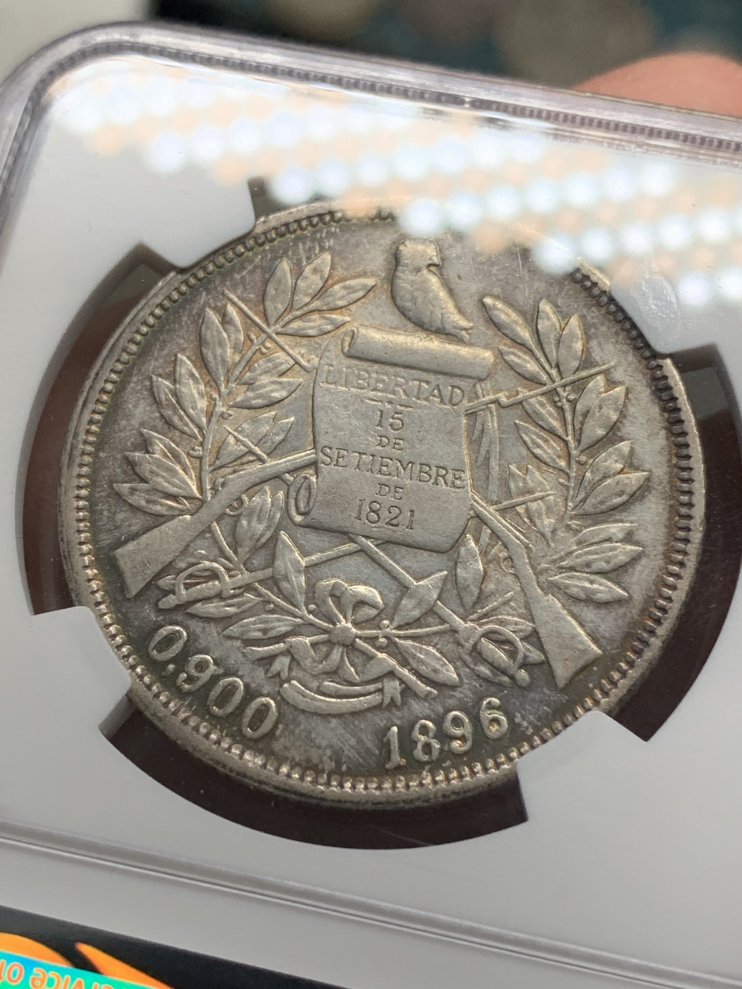 《竞宝斋》第68场-本周日，周一，周四.3场连拍（全场不限金额包邮） NGC-AU 危地马拉 1896年 坐人拿花1比索 大银币 环彩带光 南美币都疯了现在