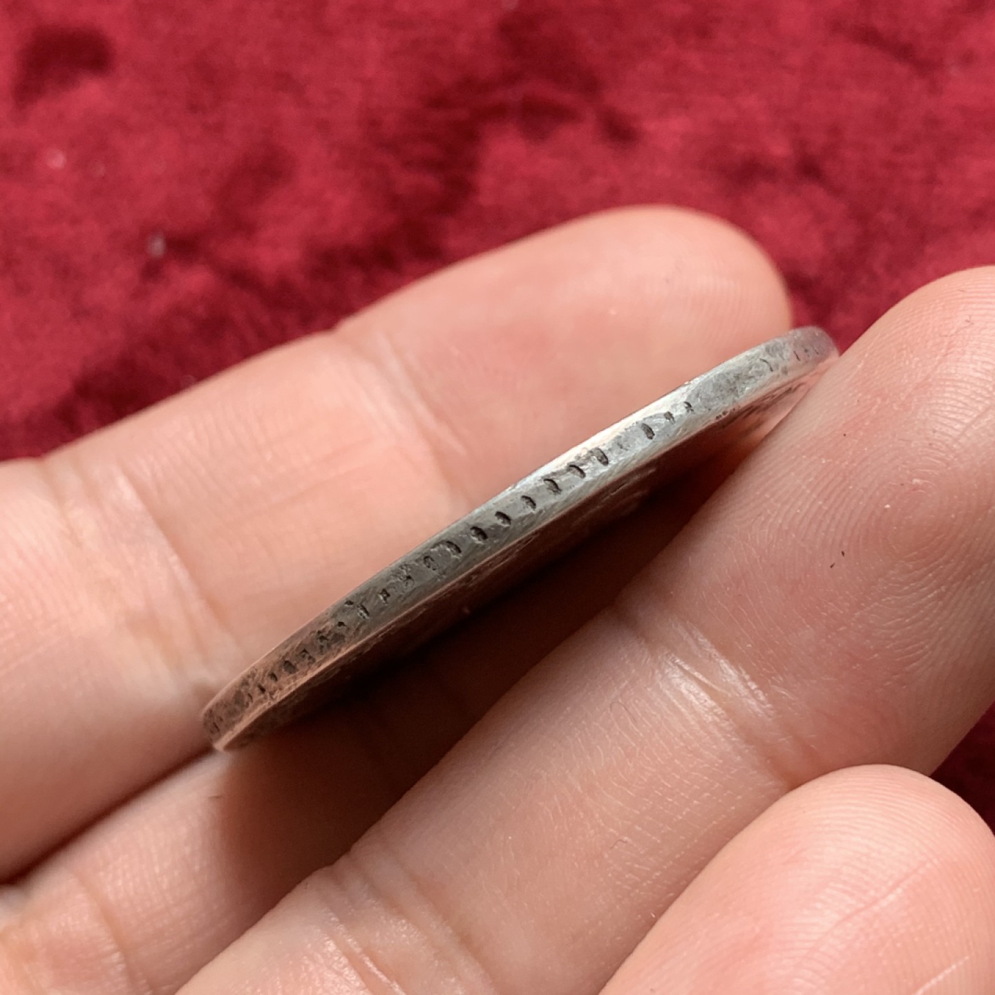 《竞宝斋》第68场-本周日，周一，周四.3场连拍（全场不限金额包邮） 秘鲁 1840年 站人款 8R 大银币 标准重量为27克 这枚重26.7克 磨损比较大，还有磕碰，边见图 包真