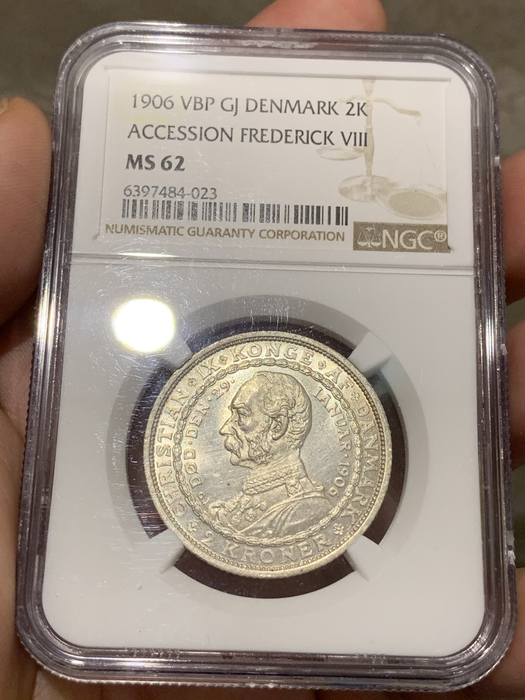 《竞宝斋》第68场-本周日，周一，周四.3场连拍（全场不限金额包邮） NGC-MS62 丹麦 1906年 2克朗 弗雷德里克八世继位纪念 与克里斯蒂安九世双人像 银币