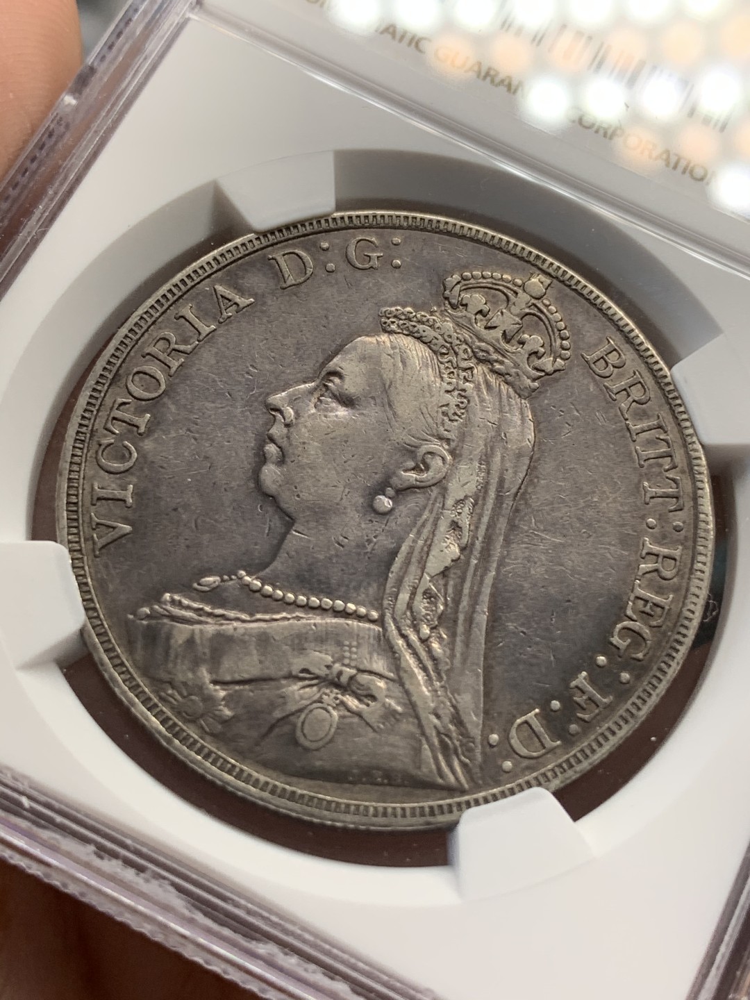 《竞宝斋》第68场-本周日，周一，周四.3场连拍（全场不限金额包邮） NGC-XF40,英国维多利亚高冠马剑1克朗，自然黑彩，1889年。