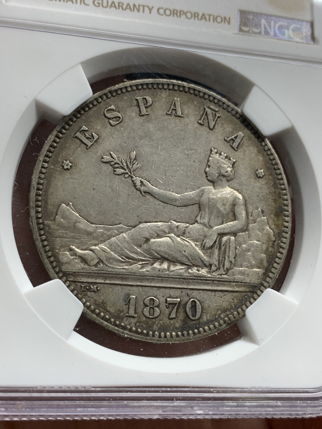 《竞宝斋》第68场-本周日，周一，周四.3场连拍（全场不限金额包邮） NGC-45 西班牙 1870年 坐人拿花 5比塞塔双柱银币 带点环彩包浆 非常难得的味道