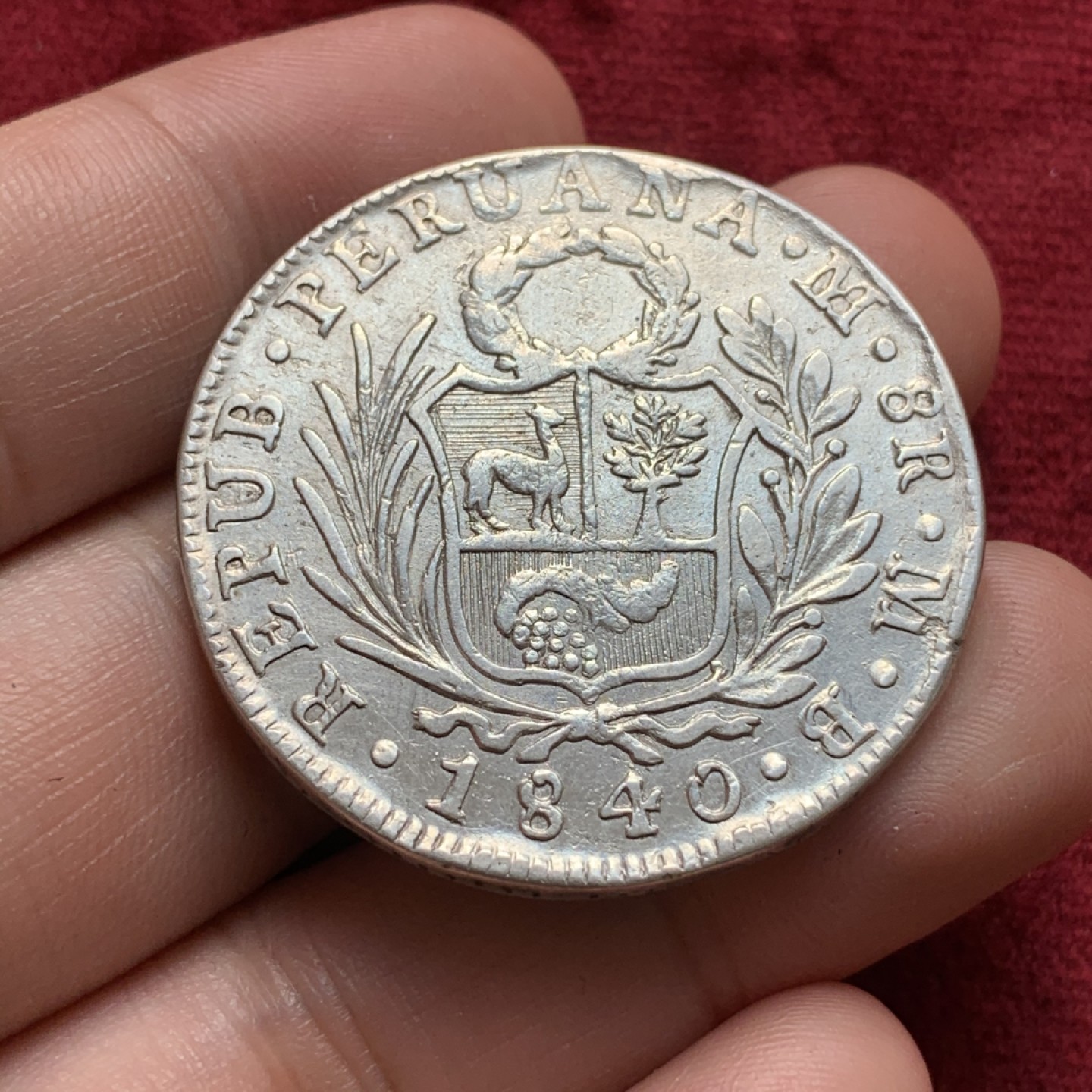 《竞宝斋》第68场-本周日，周一，周四.3场连拍（全场不限金额包邮） 秘鲁 1840年 站人款 8R 大银币 标准重量为27克 这枚重26.7克 磨损比较大，还有磕碰，边见图 包真
