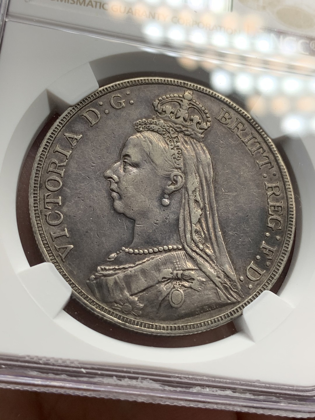 《竞宝斋》第68场-本周日，周一，周四.3场连拍（全场不限金额包邮） NGC-XF40,英国维多利亚高冠马剑1克朗，自然黑彩，1889年。