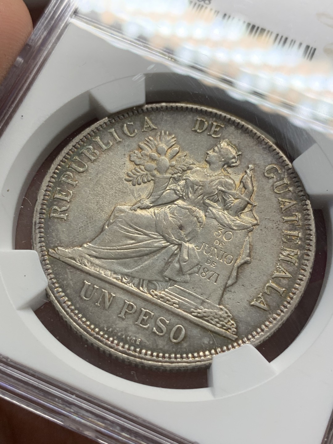 《竞宝斋》第68场-本周日，周一，周四.3场连拍（全场不限金额包邮） NGC-AU 危地马拉 1896年 坐人拿花1比索 大银币 环彩带光 南美币都疯了现在