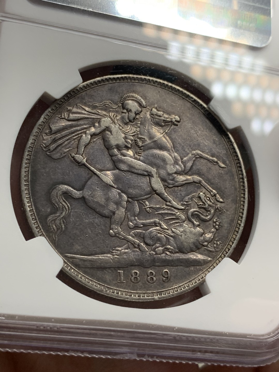 《竞宝斋》第68场-本周日，周一，周四.3场连拍（全场不限金额包邮） NGC-XF40,英国维多利亚高冠马剑1克朗，自然黑彩，1889年。