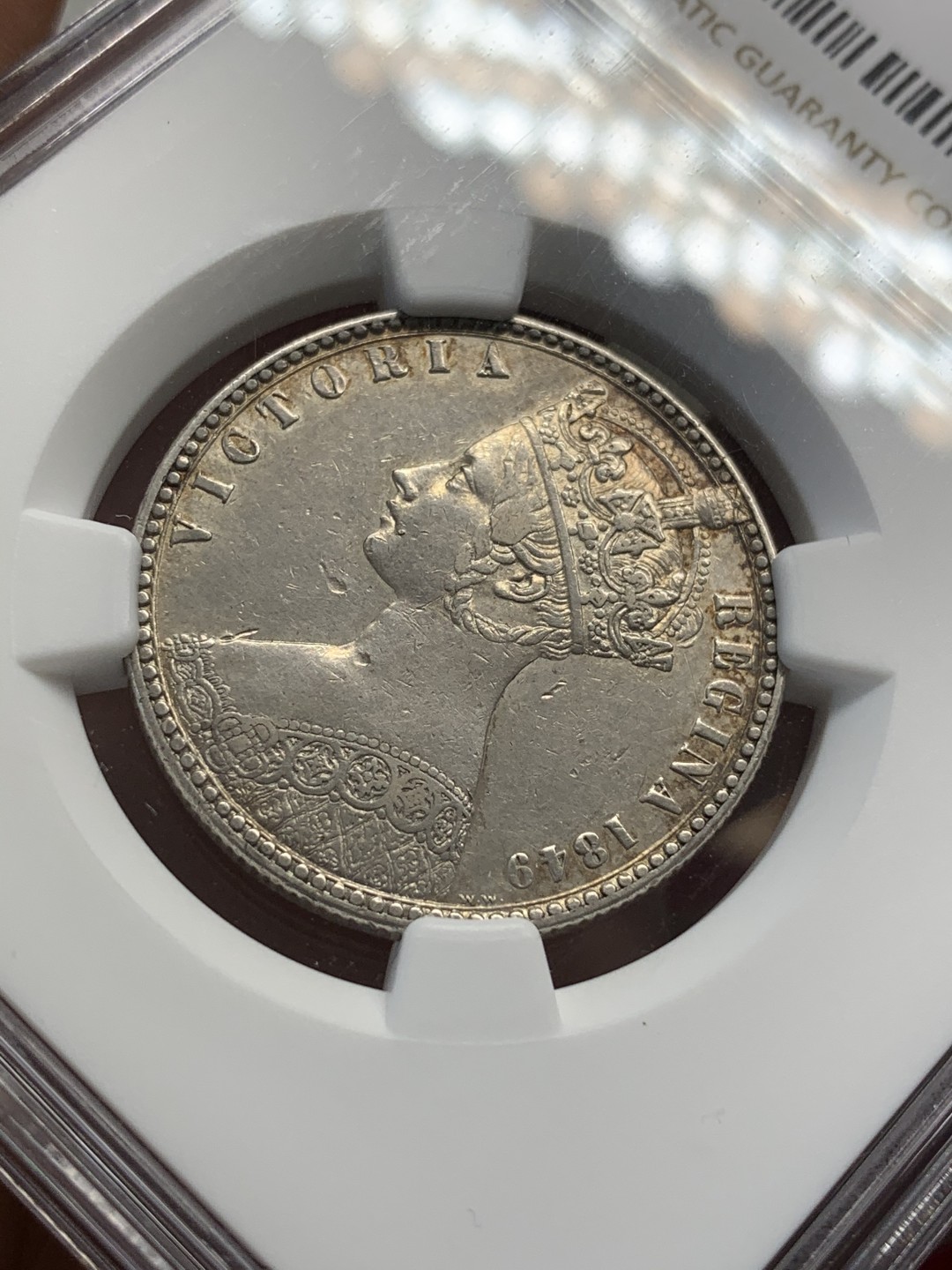 《竞宝斋》第68场-本周日，周一，周四.3场连拍（全场不限金额包邮） NGC AU 英国1849年维多利亚女王 无神版 哥特弗洛林银币 淡彩包浆 很好看