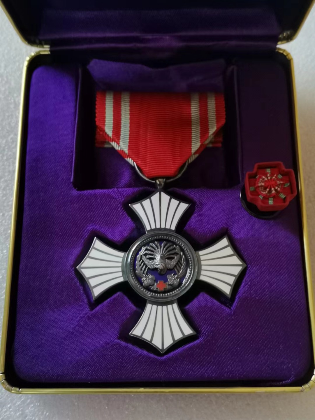 瓶子🏺第45期拍卖会 日本昭和时期赤十字银级有功勋章（银质珐琅）