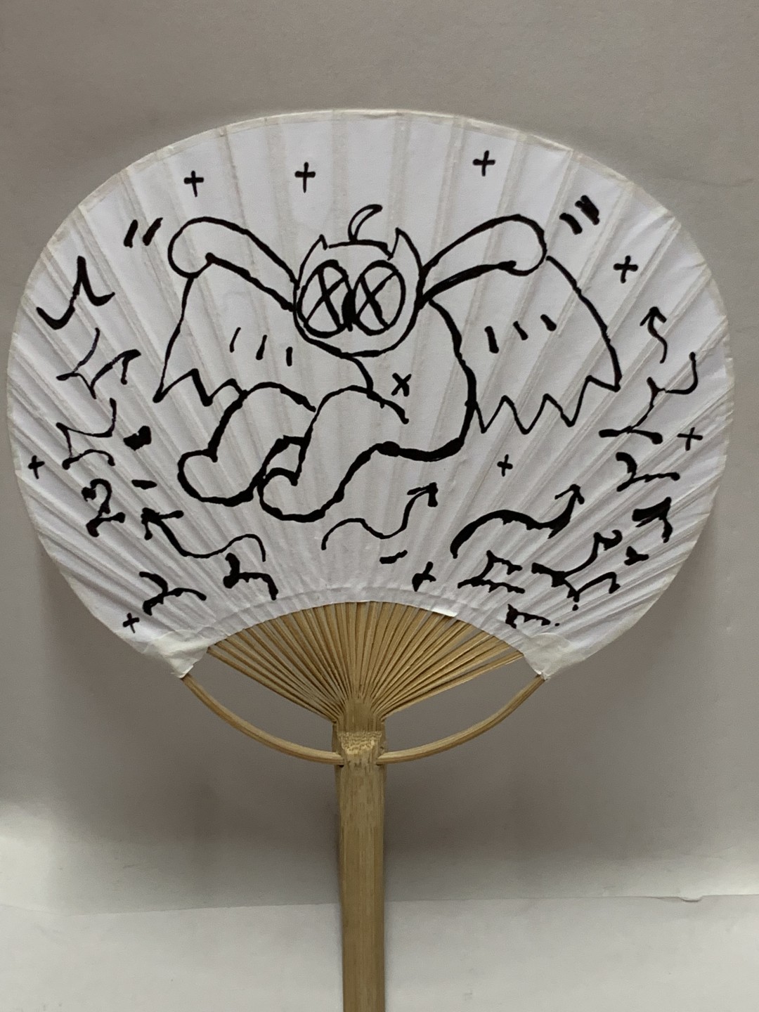 零元拍：今天抓到歪歪现场亲笔画了把小扇，签了名，炎炎夏日也能带给您些许清凉。