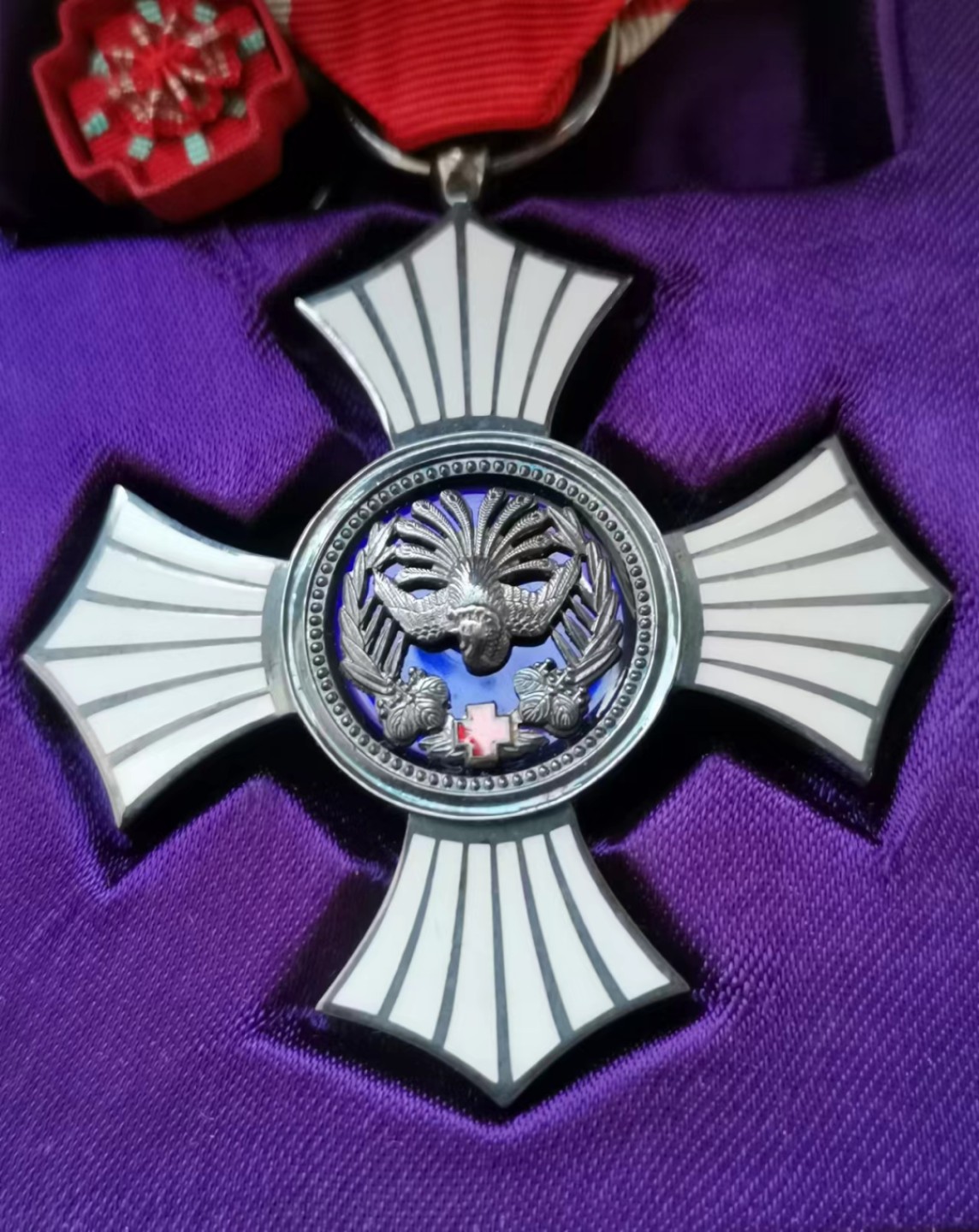 瓶子🏺第45期拍卖会 日本昭和时期赤十字银级有功勋章（银质珐琅）