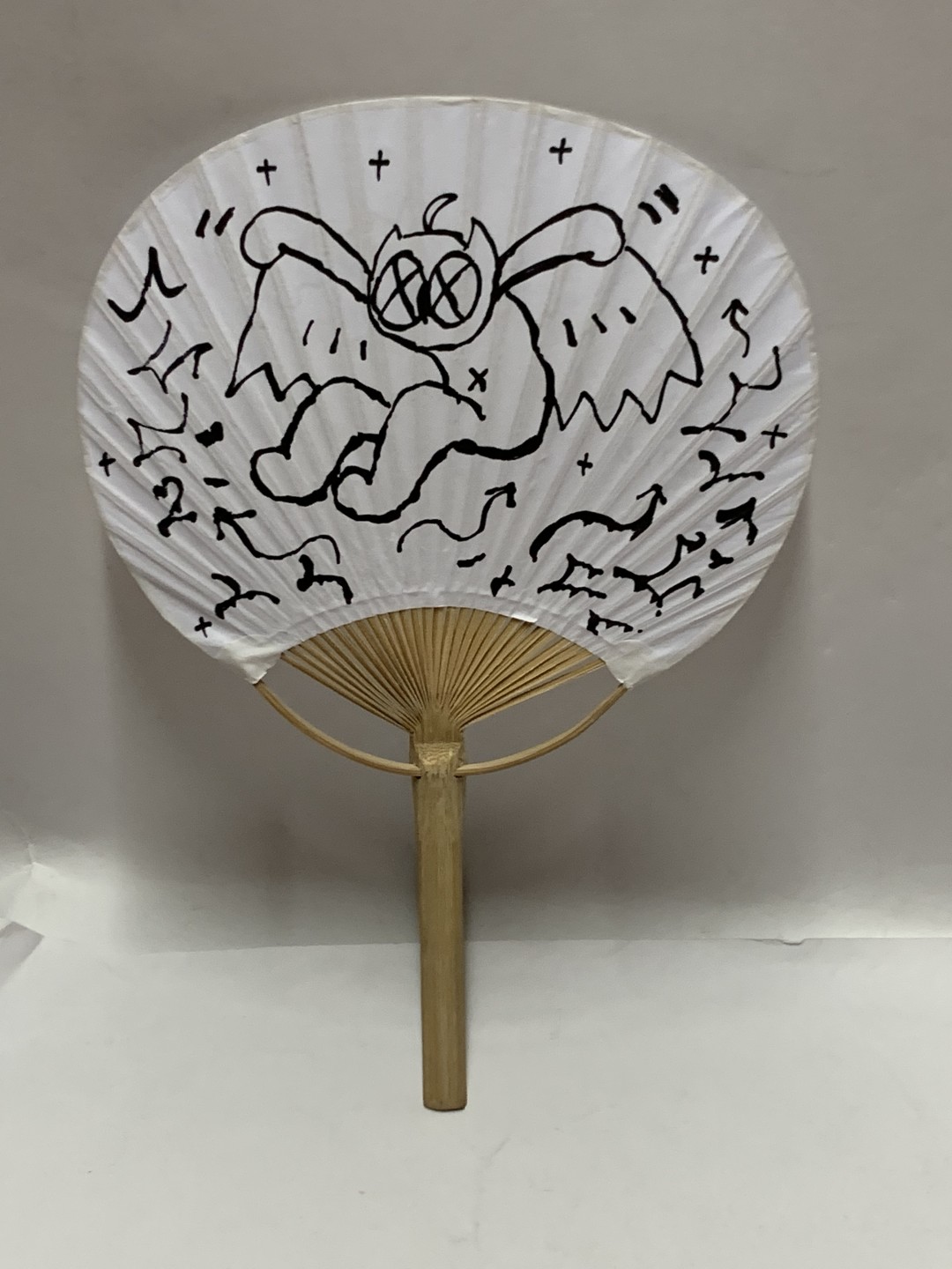 零元拍：今天抓到歪歪现场亲笔画了把小扇，签了名，炎炎夏日也能带给您些许清凉。