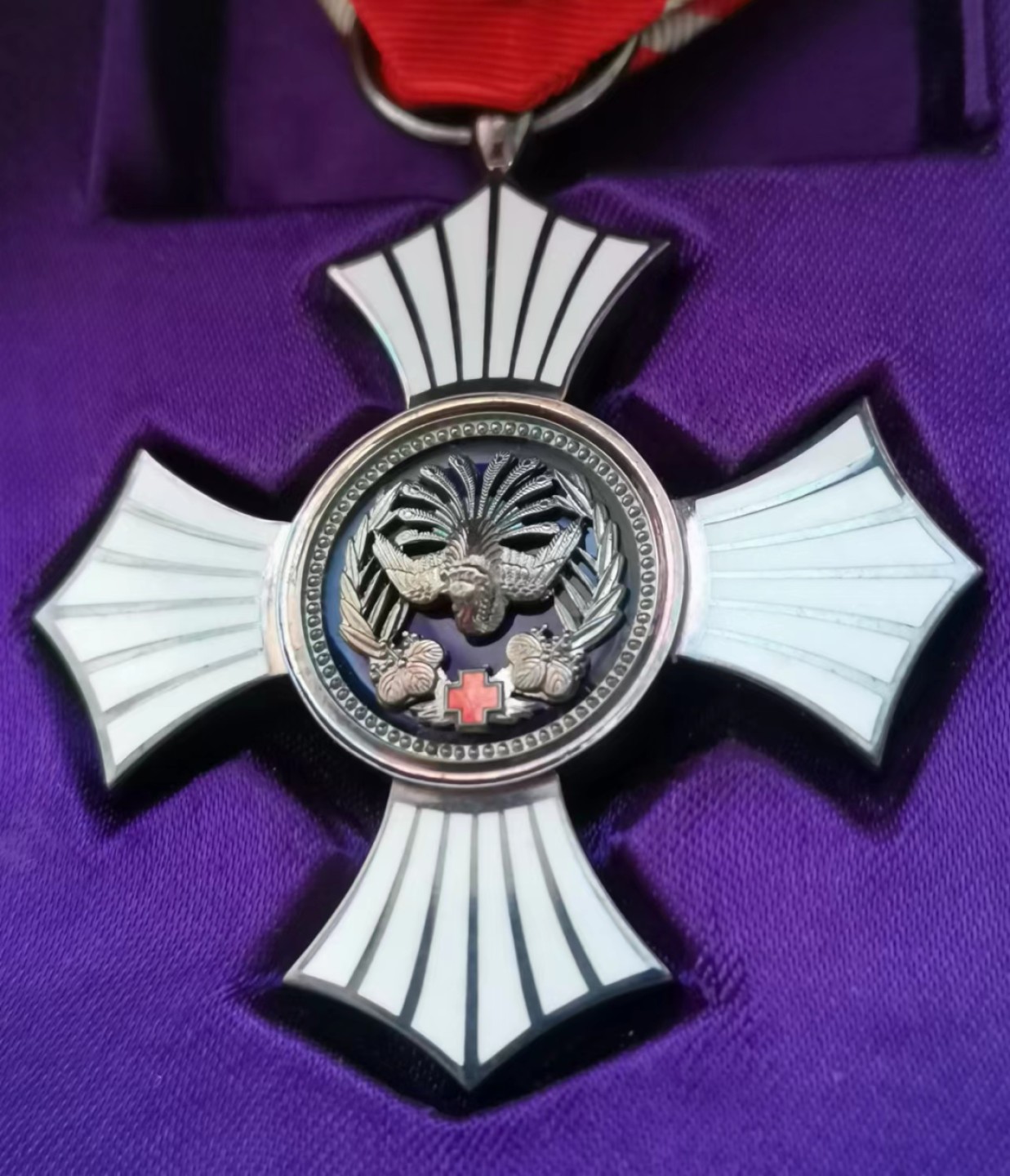 瓶子🏺第45期拍卖会 日本昭和时期赤十字金级有功勋章（银质珐琅）