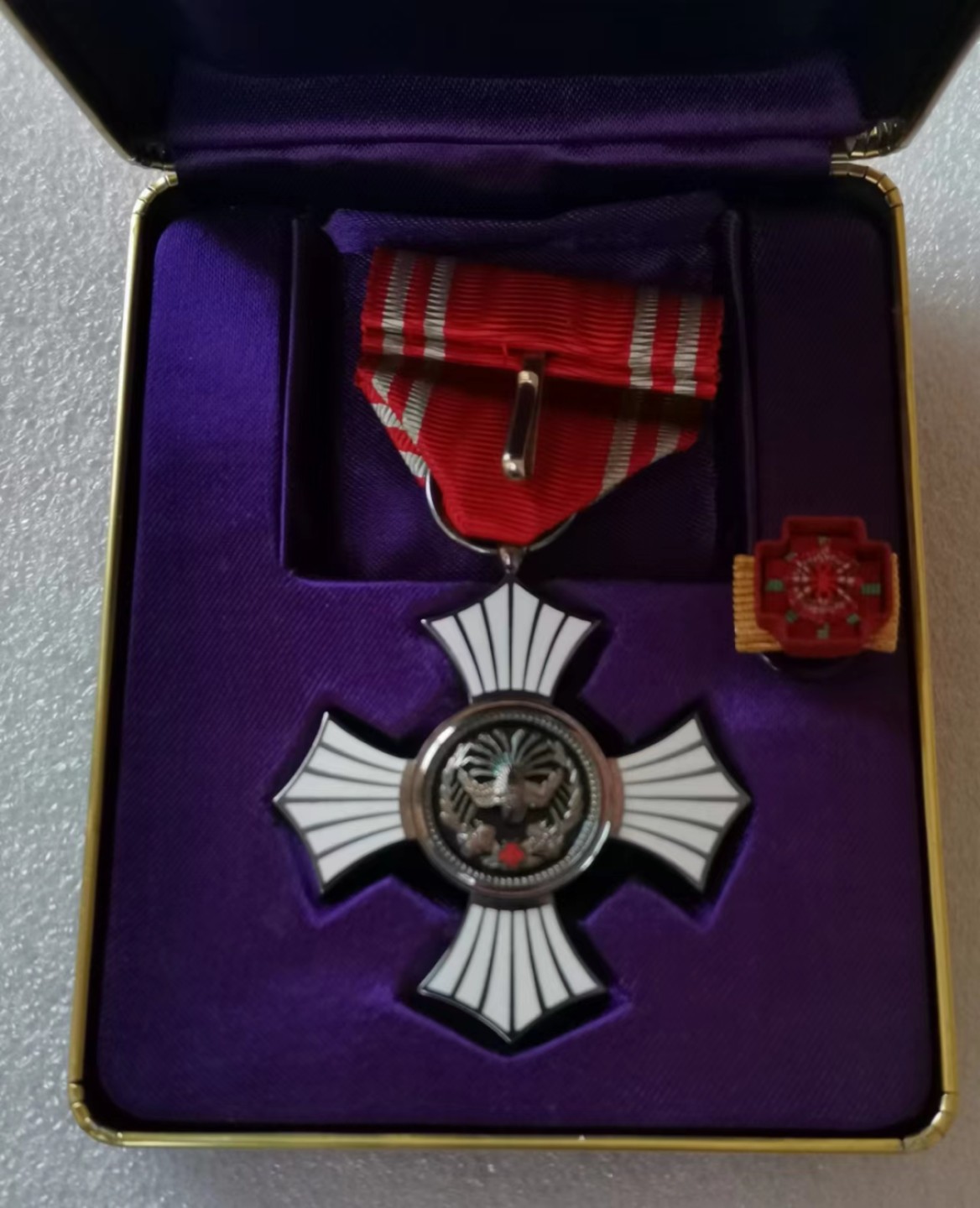 瓶子🏺第45期拍卖会 日本昭和时期赤十字金级有功勋章（银质珐琅）