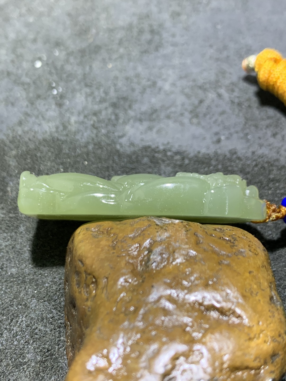 天然青海料和田玉雕刻钟馗一个，